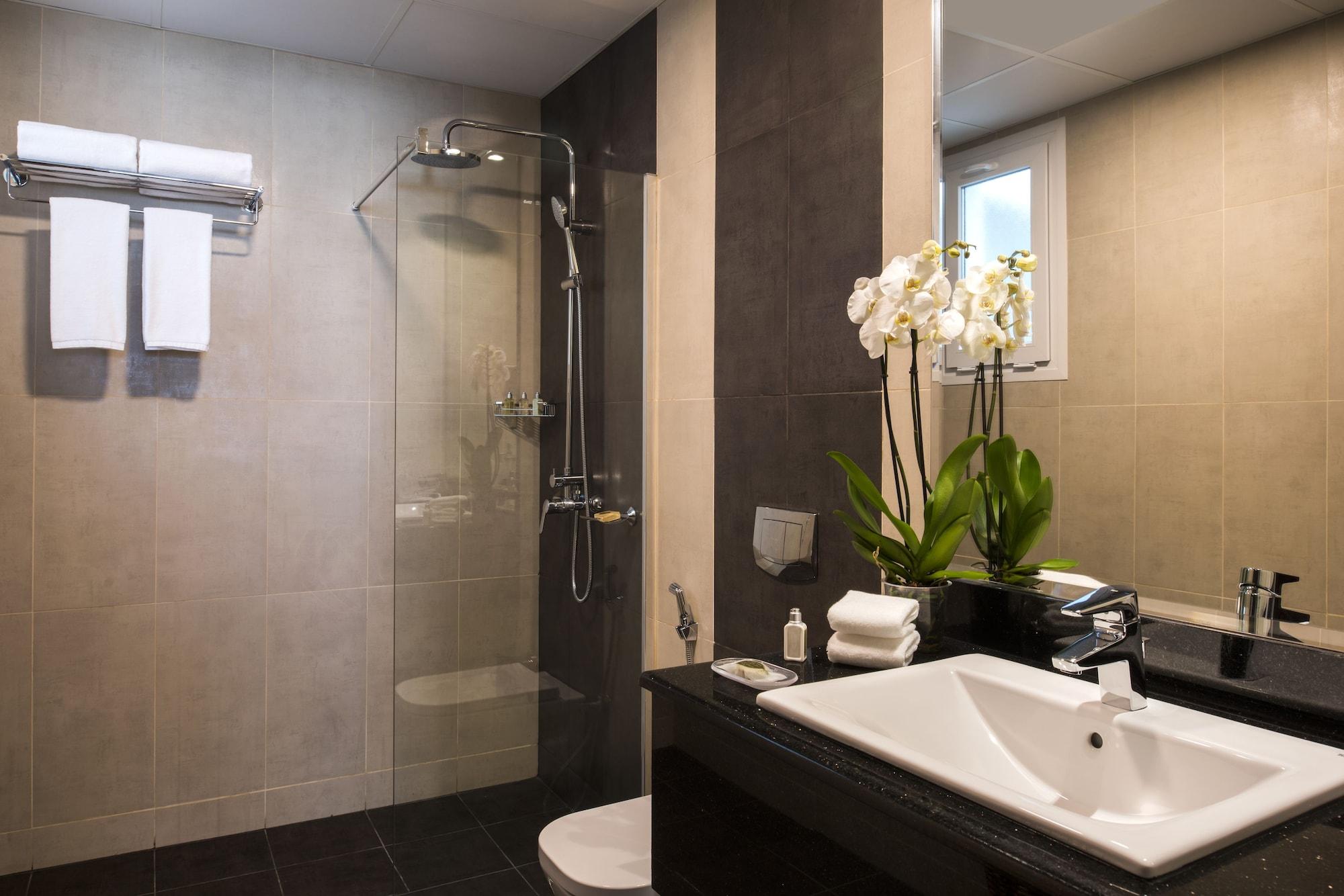 Fraser Suites Muscat Exteriör bild A shower enclosure