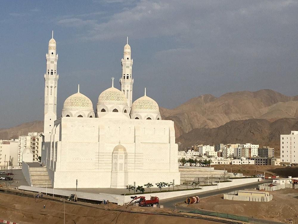 Fraser Suites Muscat Exteriör bild The Quba Mosque