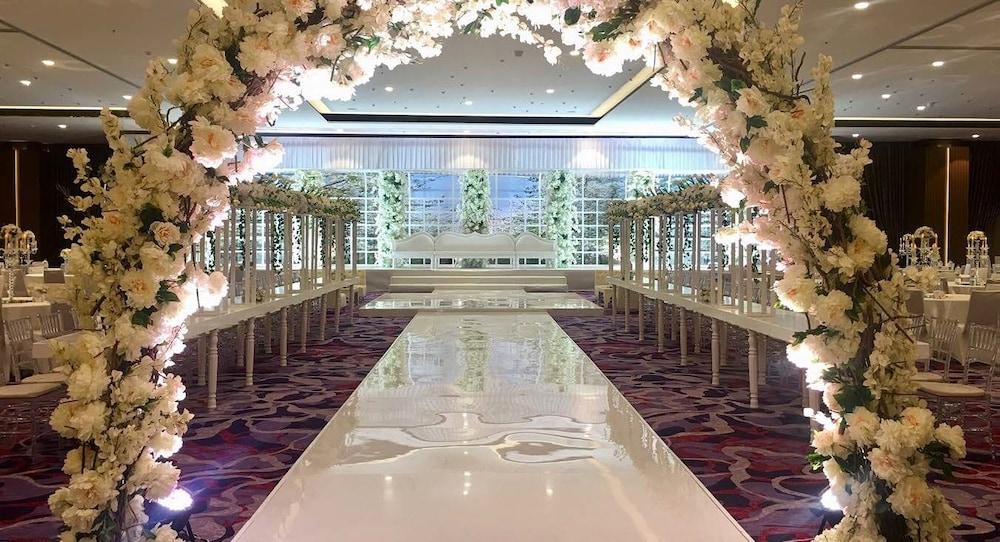 Fraser Suites Muscat Exteriör bild The Wedding Chapel