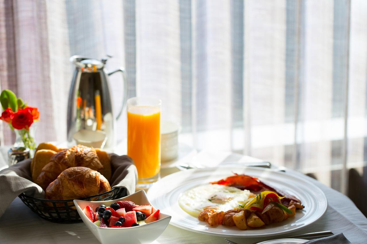 Fraser Suites Muscat Exteriör bild A breakfast at a hotel