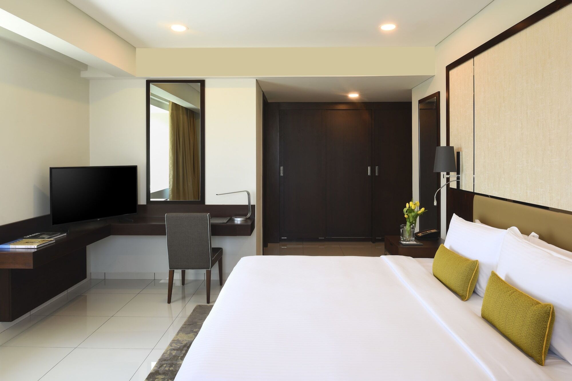 Fraser Suites Muscat Exteriör bild A bedroom at the hotel