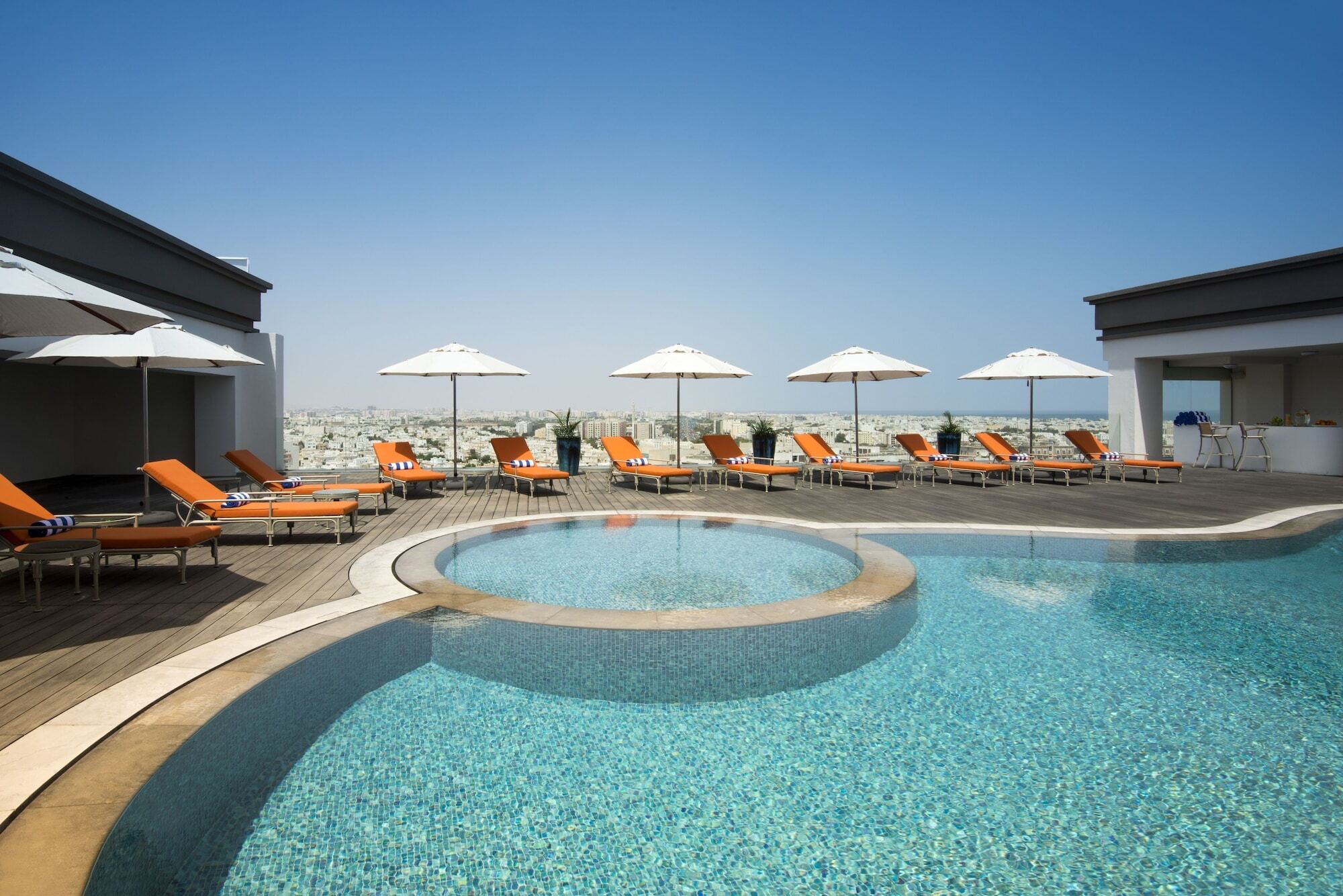 Fraser Suites Muscat Exteriör bild The pool at the hotel